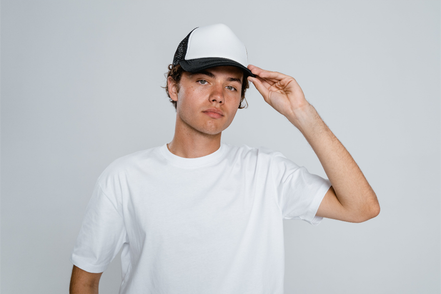 A man wearing a classic baseball cap - Gthic.com