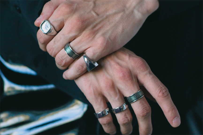 six rings on a man's hands - Gthic.com