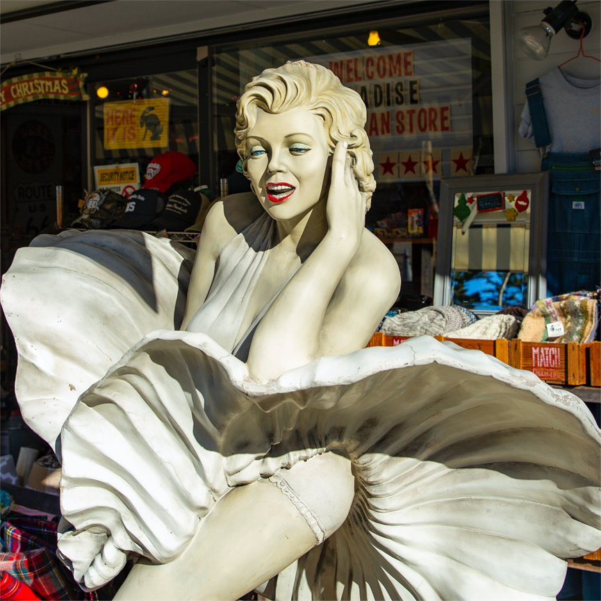 A statue of Marilyn Monroe - Gthic.com
