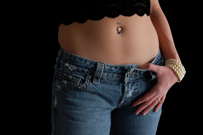 a charming belly jewelry on the belly button piercing - Gthic.com