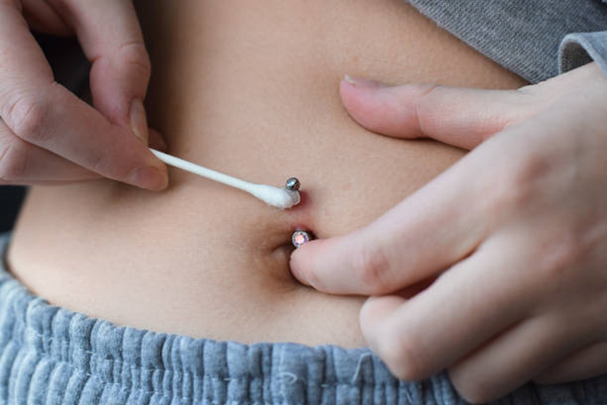 Wipe the wound of belly button piercing - Gthic.com