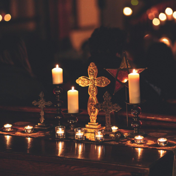 cross with candles - Blog.gthic.com